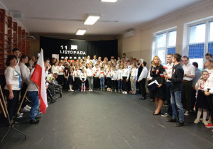 Pani Gosia Masiarek rozpoczynająca akcję "Szkoła do hymnu"