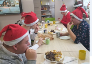 Poczęstunek podczas mikołajek Rehabilitacja 25 plus.