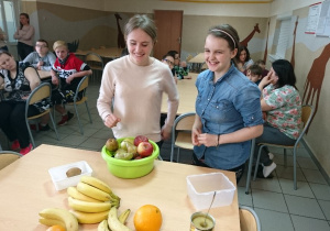 Dziewczyny przygotowują owoce do mycia.