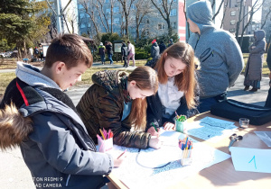 Wspólnie tworzymy kolorowe serca