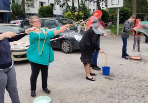 Puszczanie baniek mydlanych podczas pikniku