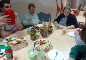 Poczęstunek -kiełbaska i pieczone ziemniaki
