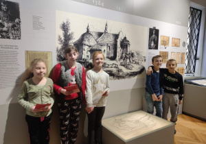 Uśmiechnięte dzieci podczas wycieczki w muzeum