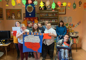 Uczniowie kl. 6c/7c/8b zet i kl. 7d/8d aut prezentują wykonaną mapę Polski