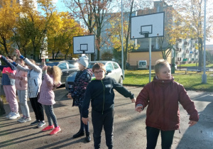 Muzyczne zabawy ruchowe z Panią Jesień