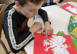 Mateusz i Marcin wykonują godło Polski