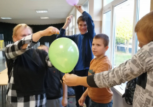 Eksperyment z pękającymi balonami