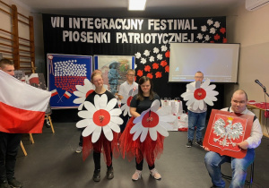 Zespół kl 1a/2a w układzie choreograficznym do piosenki ''11-lisopada"