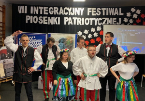 Taniec zespołu kl 2b SSPP i 1b/2c/3c do piosenki ''Krakowiaczek''