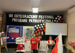 Klasa 4c/5c zet inscenizuje do piosenki "Jestem Polką i Polakiem"