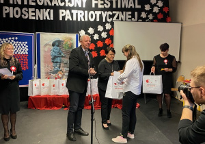 Wręczenie nagród przez Dyrektora SOSW i Naczelnika Wydziału Edukacji