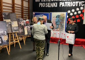 Wioletta odbiera dyplom i nagrodę