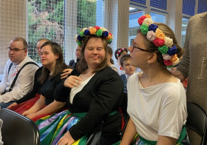 Marta, Magda, Natalia i Michał słuchają piosenki