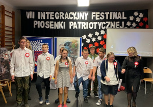 Klasa 6c/7c/8b zet i kl 8a zet śpiewają i maszerują