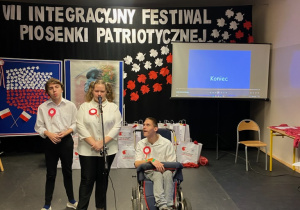 Iwona, Dominiki i Dominik z kl 7d/8d aut śpiewają piosenkę ''Przybyli ułani''