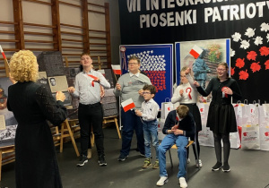 Klasa 4b/5b zet i kl 2a/4b zet śpiewają piosenkę ''Od morza aż do Tatr"
