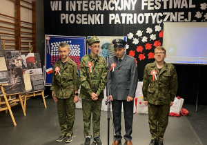 Klasa 1c/2d/3d prezentują piosenkę ''Hej chłopcy bagnet na broń"