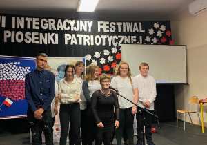Zespół z kl 2e/3e aut i kl 1e/2f/3b śpiewają piosenkę ''Nie pamiętasz''