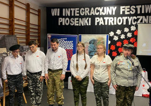 Klasa 3d śpiewa piosenkę ''Dziewczyna z granatem''