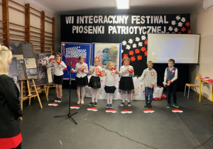 Zespół kl 1l/2l/3l aut prezentuje piosenkę ''Od morza aż do Tatr''