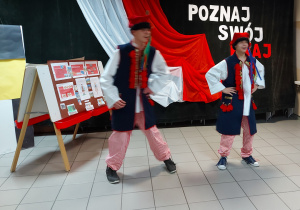 Chłopcy z gr III tańczą krakowiaka.