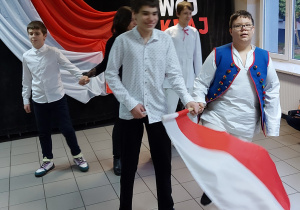 Grupa I autystyczna prezentuje pieśń patriotyczną