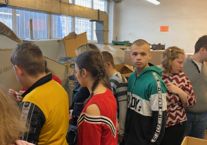 Wiktoria, Kacper, Dawid, Iwona, Asia, Filip, Kuba poznają proces produkcji bombek