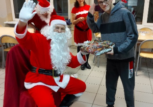 Kacper odbiera prezent od Mikołaja