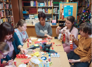 Ozdoby świąteczne w Filii nr 4 Miejskiej Biblioteki Publicznej w Radomsku
