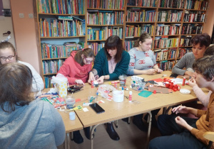 Asia, Kinga, Oliwia, Iwonka, Dominik i Wiktoria przygotowują elementy ozdób