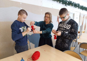 Uczniowie podczas wykonywania czapeczek