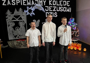 Jakub, Kacper i Jakub wykonują kolędę "Pójdźmy wszyscy do stajenki"