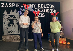 Pastorałkę o Świętach prezentuje klasa 3c SSPP.