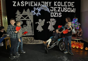 Klasa Pani Gosi prezentuje wesołą pastorałkę