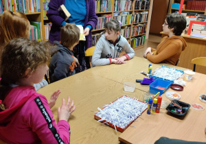 Pani bibliotekarka opowiada o książkach i o bibliotece