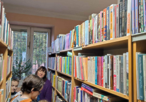 Dzieci oglądają księgozbiór