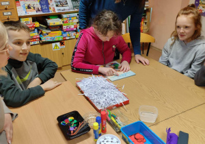 Eliza czyta tytuł książki
