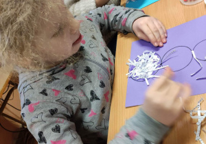 Kamila przygotowuje pracę plastyczną