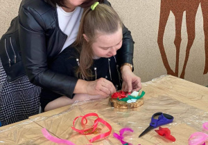 Emilka z panią Agnieszką podczas warsztatów