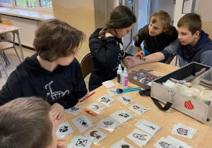 Na ręce Ksawerego powstaje tatuaż