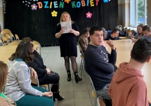 Pani Agnieszka mówi, uczestnicy warsztatów słuchają