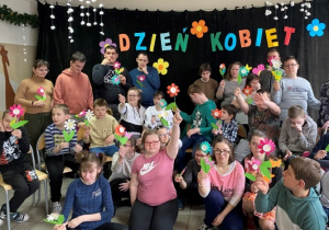 Grupowe zdjęcie uczestników warsztatów na zakończenie