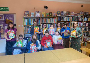 Uczniowie kl. 4b-5b zet, 7d-8d aut i 6c-7c-8b zet prezentują portrety wiosny