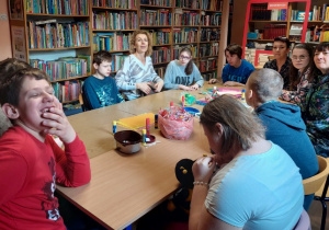 Filip, Asia, Wiktoria, Oliwia, Julek, Dominik, Iwonka, Kacper wyczekują i wypatrują wiosny