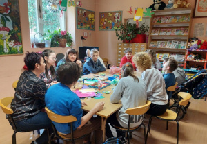 Uczniowie kl. 4b-5b zet, 7d-8d aut i 6c-7c-8b zet słuchają wierszy o wiośnie