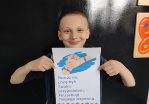 Marcin przedstawia informację do prezentacji