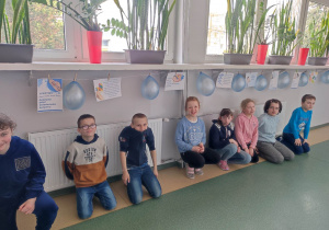 Dzieci z wykonaną prezentacją informacji dotyczących autyzmu