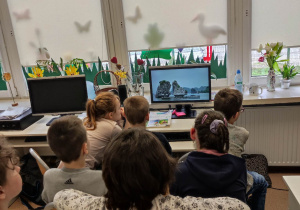 Dzieci oglądają film o Ziemi