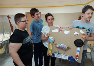Grupa autystyczna prezentuje swoją pracę