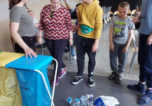 Pani Beata przypomina wychowankom jak segregować odpady